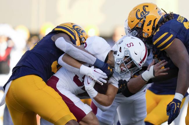 Stanford running back Mitch Leigber, middle, runs the ball against Cal during the first half in Berkeley, Saturday, Nov. 19, 2022. (Godofredo A. Vásquez / ASSOCIATED PRESS)